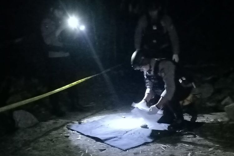 Petugas mengevakuasi granat nanas yang ditemukan warga Pandak, Bantul. Rabu (13/3/2024) petang