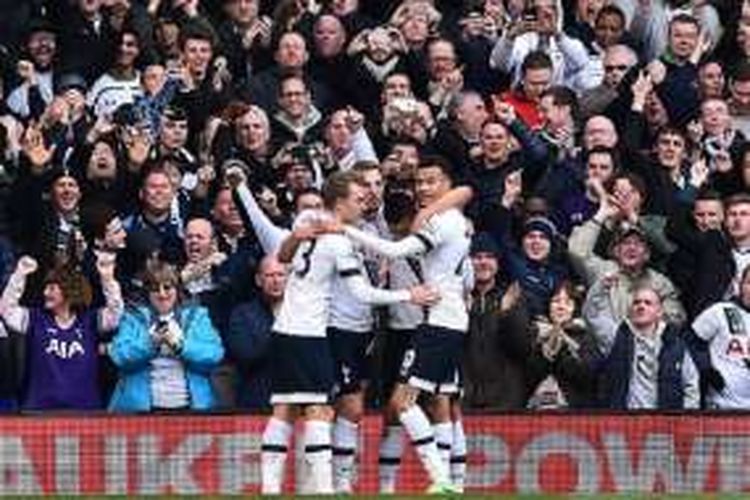 Christian Eriksen (kiri) merayakan gol Harry Kane saat Tottenham menang telak atas Bournemouth, Minggu (20/3/2016). 
