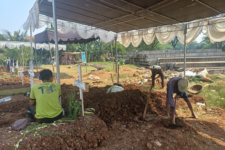 Jenazah Temon Dimakamkan di TPU Tanah Kusir Siang Ini, Liang Lahat Masih Digali