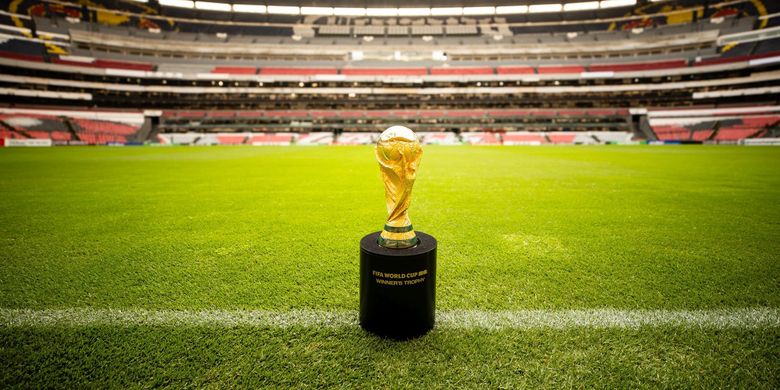 Trofi Piala Dunia terpampang di Stadion Azteca yang akan menjadi venue pembuka Piala Dunia 2026.