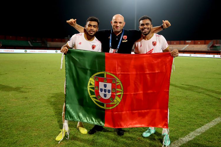 Pemain PSM Makassar kaka beradik Yance Sayuri dan Yakob Sayuri (kiri-kanan) foto bersama pelatih Bernardo Tavares usai mengunci Juara Liga 1 2022-2023 setelah menajalni pertandingan pekan ke-32 melawan Madura United yang berakhir dengan skor 1-3 di Stadion Gelora Ratu Pamelingan Pamekasan, Jumat (31/3/2023) malam. 