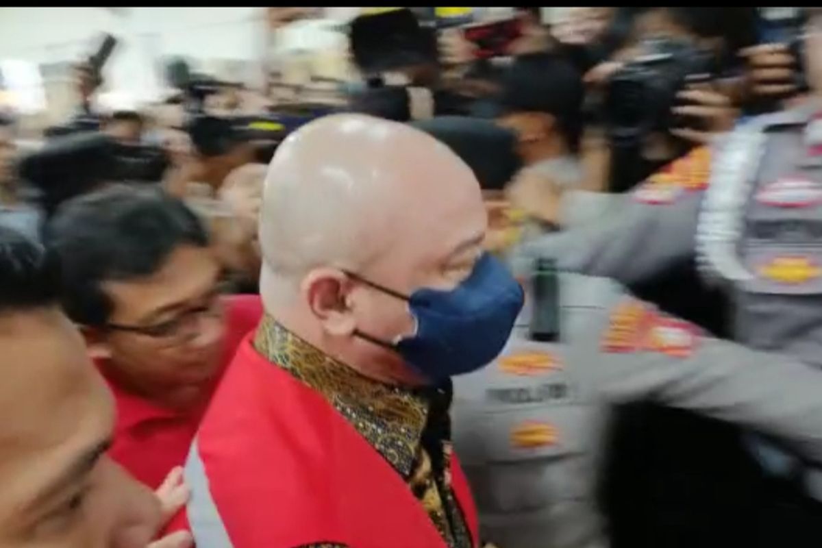 Mengenakan pakaian batik dengan rompi merah khas tahanan, Irjen Pol Teddy Minahasa tiba di Pengadilan Negeri Jakarta Barat, Kamis (2/2/2023). 