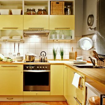 Ilustrasi dapur, kitchen set atau lemari dapur warna kuning. 