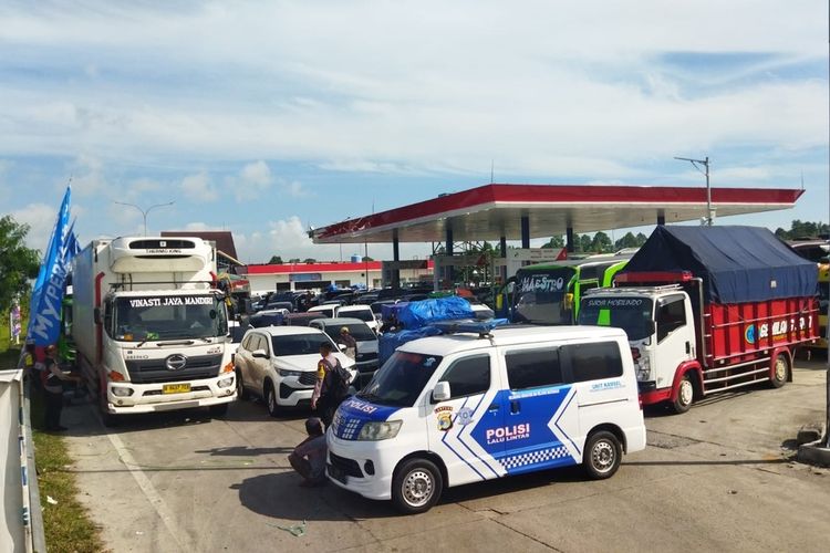 Ratusan kendaraan pemudik yang tertahan di rest area KM 20B, Senin (8/4/2024).