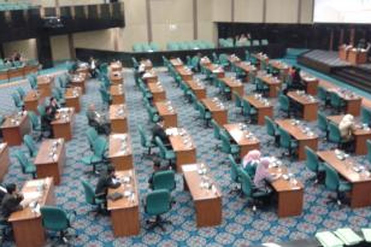 Suasana ruang sidang di Gedung DPRD DKI Jakarta saat penyampaian pandangan umum fraksi-fraksi di DPRD DKI Jakarta, Rabu (23/4/2014). Terlihat banyak bangku kosong karena hanya segelintir anggota DPRD DKI yang hadir dalam sidang tersebut.