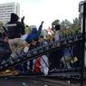 Demo Tolak UU Cipta Kerja di Surabaya, Massa Rusak Pagar Gedung Grahadi