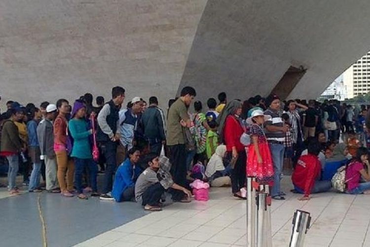 Antrean pengunjung untuk bisa naik ke Tugu Monas, Rabu (30/7/2014) siang. 
