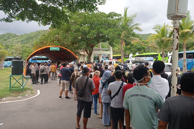Antrean warga yang akan menonton balapan IATC mengular. mereka menunggu giliran melakukan swab antigen sebelum masuk ke kawasan Sirkuit Mandalika.