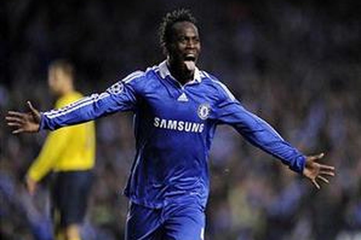 Michael Essien merayakan golnya ke gawang Barcelona pada pertemuan kedua semifinal Liga Champions, Rabu (6/5).