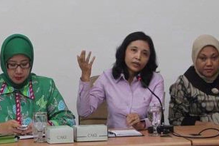 Ilustrasi: Komisioner KPU Idha Budiaty (kedua dari kanan) bersama sejumlah pembicara, yaitu Wakil Ketua Fraksi PKS Ledia Hanifa, Ketua DPP PPP Reni Marlinawati Amin dan Ketua Umum PP Fatayat NU Ida Fauziah (kiri ke kanan) hadir dalam diskusi di Kantor KPU, Jakarta, Jumat (8/3/2013). Diskusi tersebut mengambil tema 