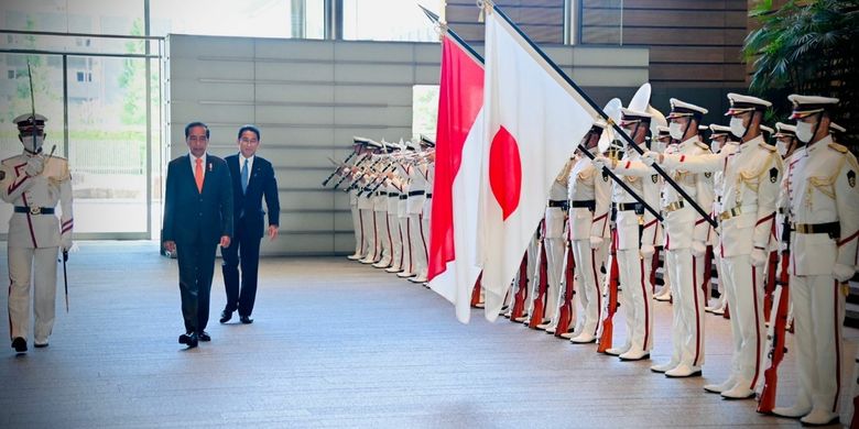 Presiden Joko Widodo mengikuti upacara penyambutan resmi oleh PM Fumio Kishida di Kantor PM Jepang, di Tokyo, Rabu (27/7/2022).