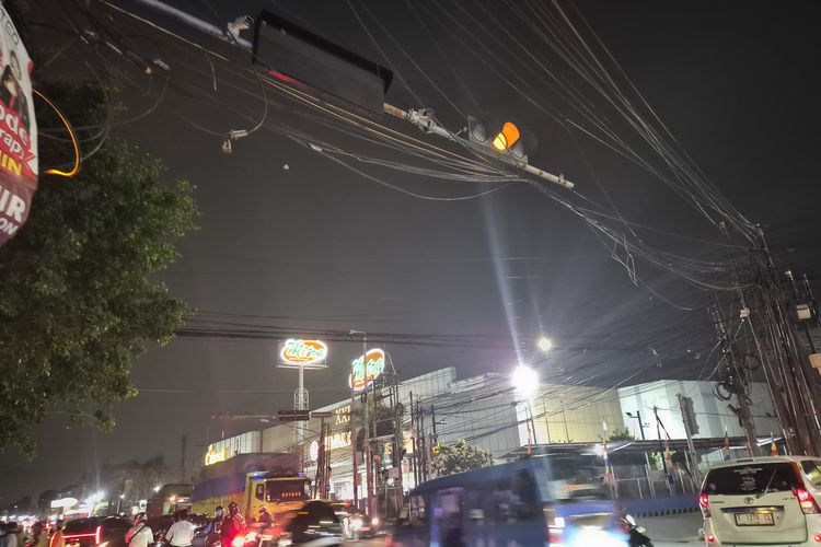 Kabel Menjuntai Imbas Tersangkut Truk di Cimanggis Depok, Sempat Disangga Bambu