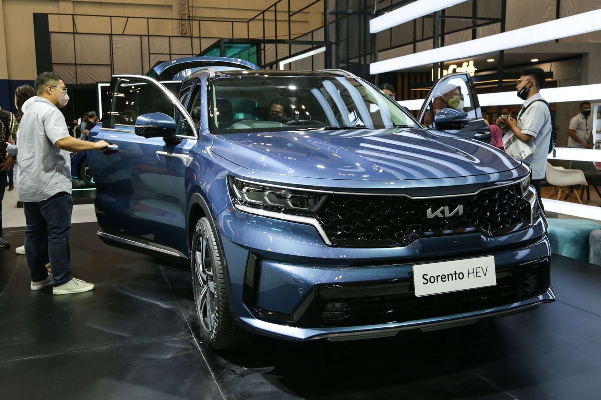 Mobil hybrid KIA Sorento HEV dipamerkan di ajang Gaikindo Indonesia International Auto Show (GIIAS) 2022 di ICE BSD, Tangerang, Jumat (12/8/2022). Sorento HEV, Niro EV dan EV6 GT-Line jadi andalan KIA di produk elektrifikasi.