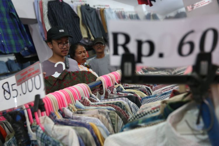 Pengunjung berburu pakaian bekas dan bermerek di Pasar Poncol Senen, Jakarta, Selasa (14/08/2018). Berbagai macam merek pakaian ternama seperti Nike, Adidas, Puma dan lain-lain dijual dengan harga Rp 20.000 - Rp 150.000.