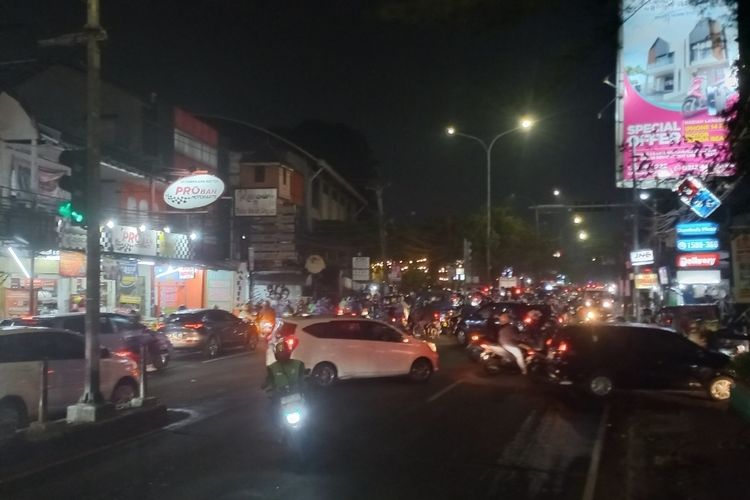Kesemrawutan arus lalu lintas di persimpangan Situ Gintung, Ciputat Timur, Tangerang Selatan, Senin (13/11/2023) petang. Para pengendara banyak yang melanggar lalu lintas, terutama menerobos lampu merah.