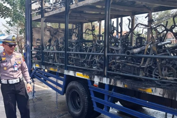 Sebuah truk pengangkut puluhan sepeda listrik dari Jakarta tujuang Malang, Jawa Timur terbakar di Jalan Raya Pantura Bulakamba Kabupaten Brebes, Jawa Tengah, Sabtu (2/9/2023).  (Istimewa)