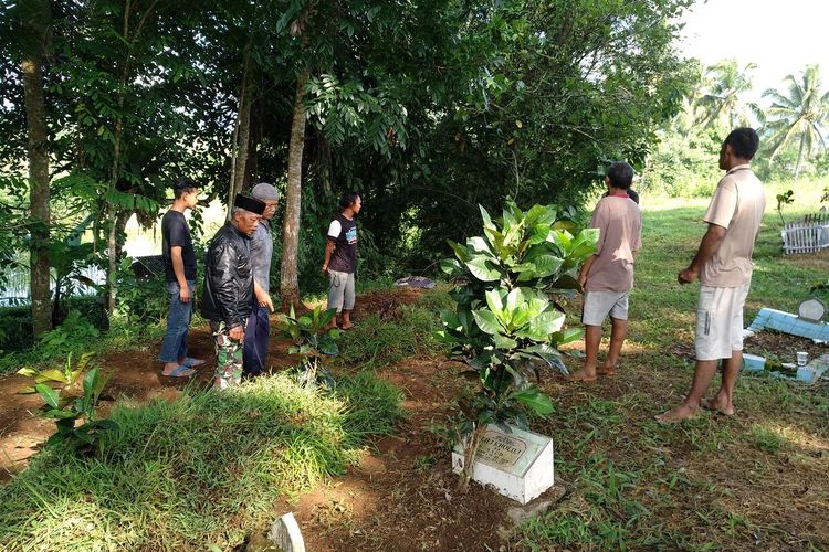 Tiga lagi korban tewas akibat miras oplosan meninggal di rumah sakit dan telah dikuburkan di Pemakaman Umum Cileunga, Desa Selawangi, Kecamatan Sariwangi Kabupaten Tasikmalaya, Jumat (24/1/2020).