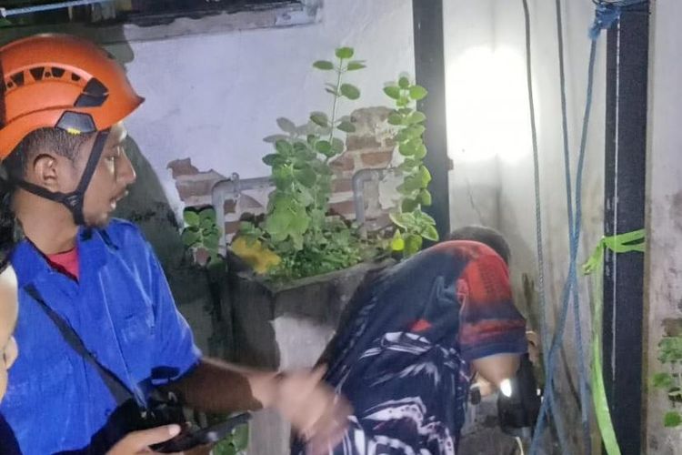 Bukan Sekadar Padamkan Api, Petugas Damkar Kota Pasuruan Bergelut di Sumur Tua demi Seekor Kucing