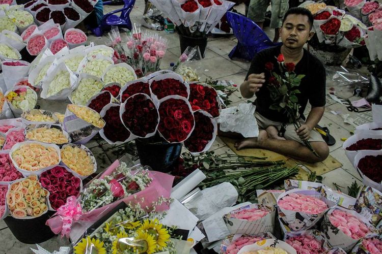 Pedagang merapikan bunga mawar yang dijual di Pasar Bunga Rawa Belong, Jakarta, Rabu (13/2/2019). Menjelang Hari Kasih Sayang (Valentine Day), harga bunga mawar naik hingga dua kali lipat dari harga biasanya Rp 30 ribu menjadi Rp 50 ribu - Rp 70 ribu per ikat.