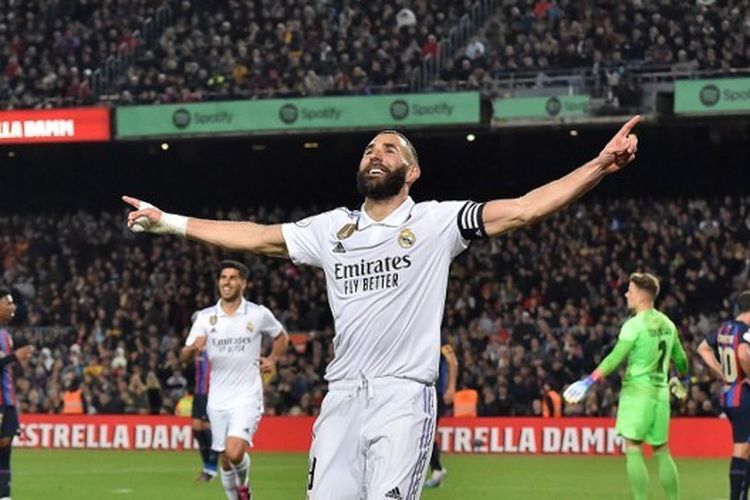 Penyerang Real Madrid, Karim Benzema, merayakan golnya ke gawang Barcelona pada laga leg kedua semifinal Copa del Rey 2022-2023 yang digelar di Stadion Camp Nou pada Rabu (5/4/2023) malam waktu setempat. Laga Barcelona vs Real Madrid itu berakhir dengan skor 0-4 untuk tim tamu dengan Benzema mencetak tiga gol. (Foto oleh Pau BARRENA / AFP)