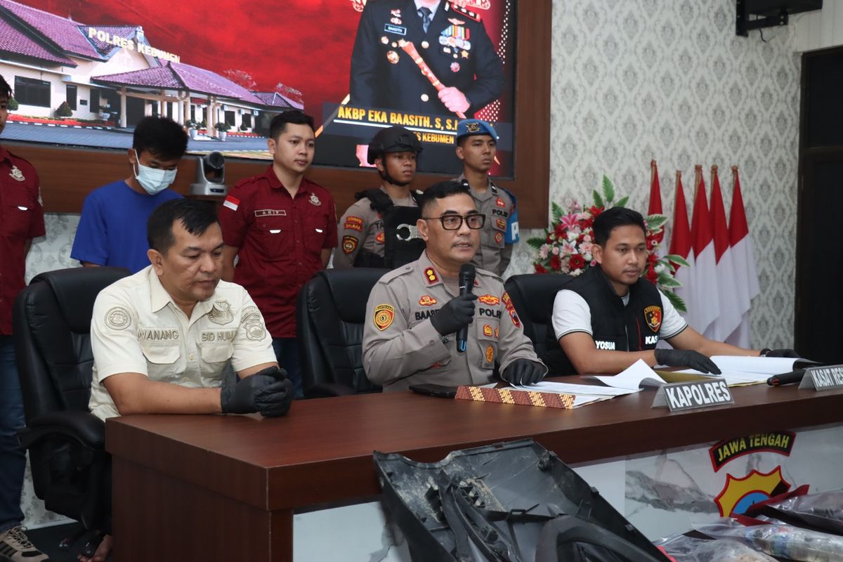 Satreskrim Polres Kebumen berhasil mengungkap motif di balik kasus pembunuhan terhadap MN (55), seorang kepala sekolah dasar di Kabupaten Magelang, yang ditemukan meninggal dunia di area petilasan Pagar Suruh, Desa Kambangsari, Kecamatan Alian, Kabupaten Kebumen, pada Senin (19/5) sekitar pukul 11.45 WIB.