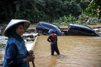 Banjir Bandang Sungai Cihonje, 1 Wisatawan Hilang, Puluhan Rumah Rusak, dan 2 Kendaraan Terseret Arus 