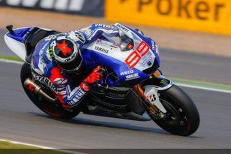 Pebalap Yamaha asal Spanyol, Jorge Lorenzo melintasi Sirkuit Silverstone pada sesi latihan bebas dua GP Ingris, Jumat (30/8/2013).