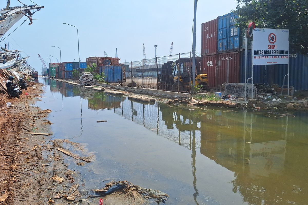 Kondisi Pelabuhan Sunda Kelapa, Jakarta Utara yang masih terkena banjir rob. Rabu (17/4/2024).