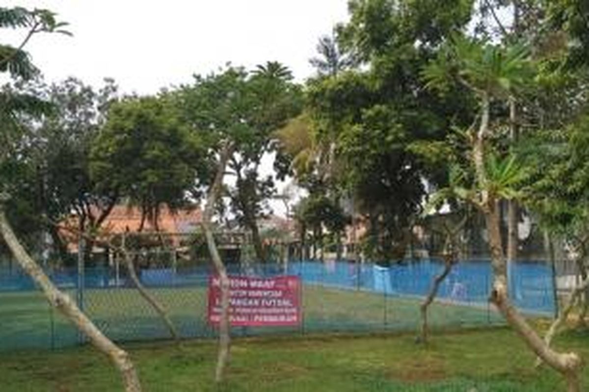 Lapangan futsal di RPTRA Cideng tampak dibatasi jaring-jaring karena sedang diperbaiki, Selasa (13/10/2015).