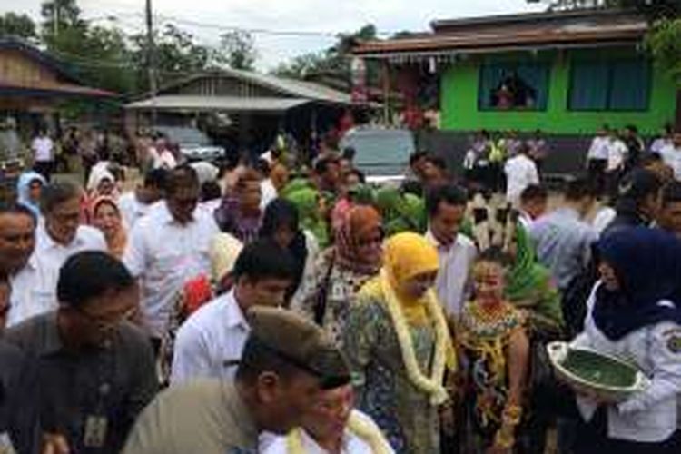 Menteri Sosial Khofifah Indar Parawansa resmi menutup lokali prostitusi di kawasan Bayur, Kelurahan Sempaja Utara, Kecamatan Samarinda Utara, Kalimantan Timur, Rabu (1/6/2016). 