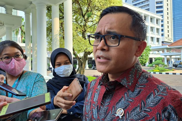 Menteri Pendayagunaan Aparatur Negara dan Reformasi Birokrasi (Menpan RB) Abdullah Azwar Anas (tengah)saat diwawancarai awak media di Istana Wakil Presiden, Jakarta, Kamis (12/1/2023).