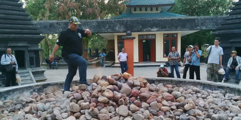 Pengunjung menguji nyali dengan berjalan di atas Batu Kayangan Api di Bojonegoro, Jawa Timur.