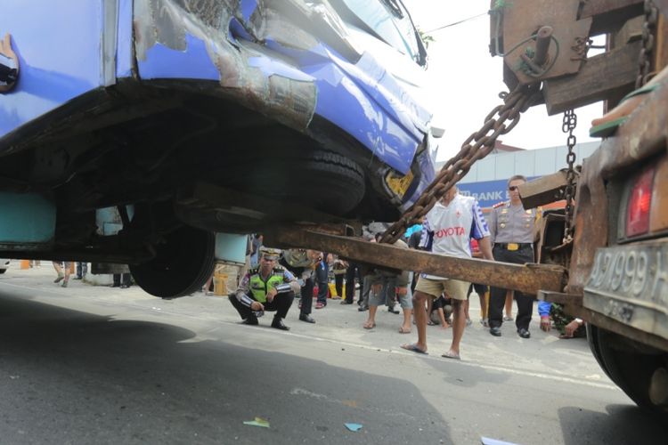 Petugas menderek bus yang terlibat kecelakaan di ruas Jalan Raya Boyolali-Solo, Mojosongo, Boyolali, Jawa Tengah. Kecelakaan beruntun yang mengakibatkan 1 orang luka berat ini melibatkan 1 unit bus antar kota, mobil mpv, truk box dan tiga buah motor. 