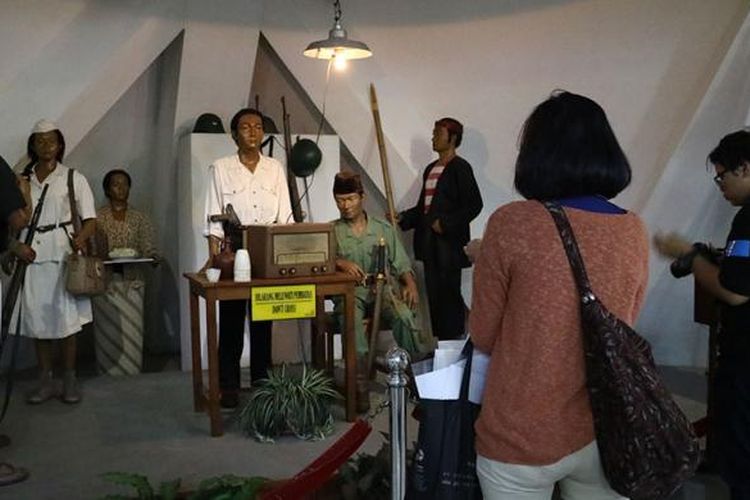Diorama Bung Tomo sedang membacakan pidato untuk arek-arek Suroboyo. Diorama ini terletak di bagian dalam Museum 10 Nopember, Surabaya, Jawa Timur.