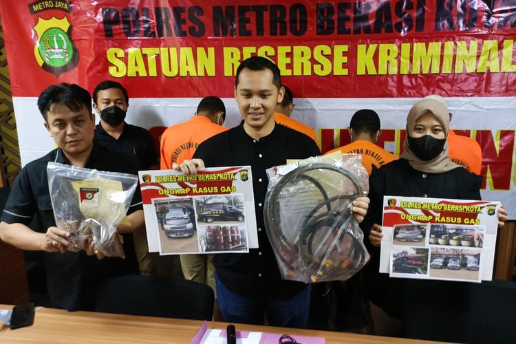 Kasat Reserse Kriminal Polres Metro Bekasi Kota Kompol Ivan Adhitira (tengah) saat pengungkapan kasus pengoplosan gas elpiji bersubdisi di Kota Bekasi, Rabu (13/7/2022).