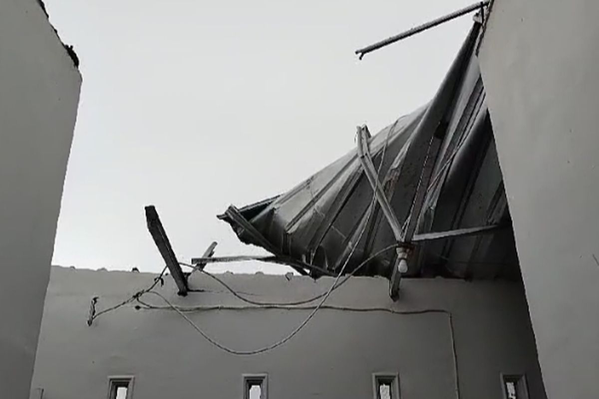 Pemukiman warga di Kabupaten Gowa, Sulawesi Selatan porok poranda diterpa angin kencang. Selasa, (15/10/2024).