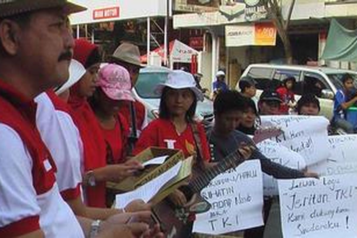 Kritisi masalah TKI, Keluarga Hari Widiyanto warga Kota Pasuruan menggalang sumbangan dengan cara mengamen di jalanan yang hasilnya untuk disumbangkan bagi keluarga TKI yang bermasalah, Rabu (22/06/2011)