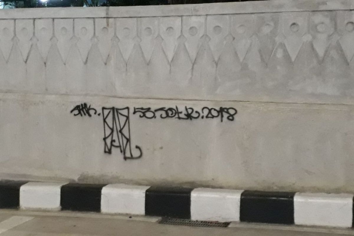 Coretan dari cat piloks di dinding underpass Mampang-Kuningan, Jakarta Selatan, Minggu (3/6/2018).