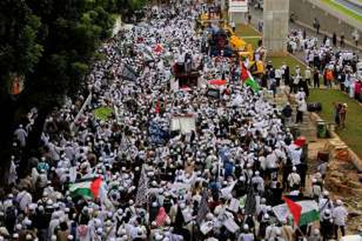 Massa Front Pembela Islam melakukan longmarch dari Masjid Al-Azhar menuju ke Mabes Polri di Jakarta Selatan, Senin (16/1/2017). Mereka menuntut agar Kapolri Jenderal Pol Tito Karnavian mencopot Kapolda Jawa Barat Irjen Anton Charliyan dari jabatannya karena dianggap membiarkan pecahnya kerusuhan antara FPI dan LSM GMBI di Bandung, Jawa Barat pada pekan lalu.