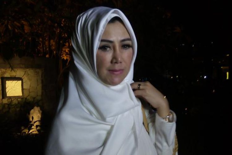 Ibunda Raffi Ahmad, Amy Qanita, diabadikan ketika menghadiri acara syukuran tujuh bulan kandungan menantunya, Nagita Slavina, di Hotel Shangri-La, Jakarta Pusat, Minggu (14/6/2015).