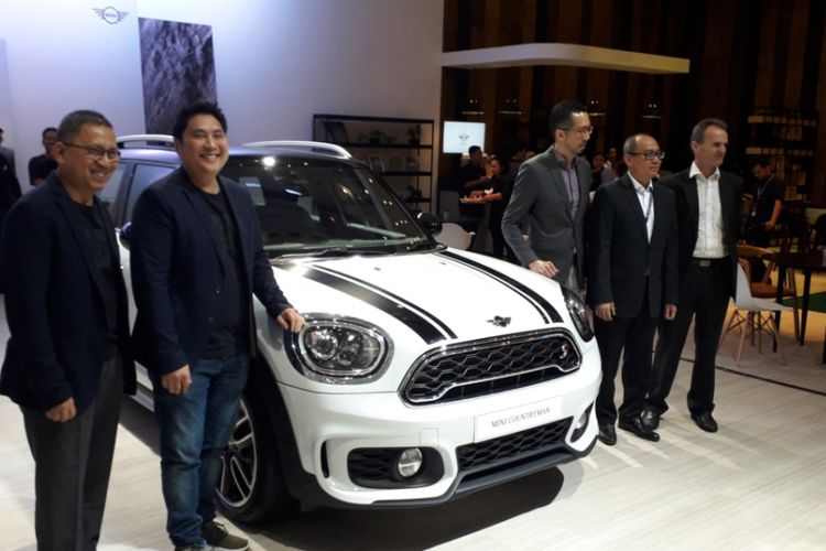 Para petinggi BMW Group dan PT Gaya Motor saat menghadiri peluncuran New Mini Cooper S Countryman Sports rakitan lokal di hari kedua GIIAS 2018 di ICE, BSD City, Tangerang, Jumat (3/8/2018).