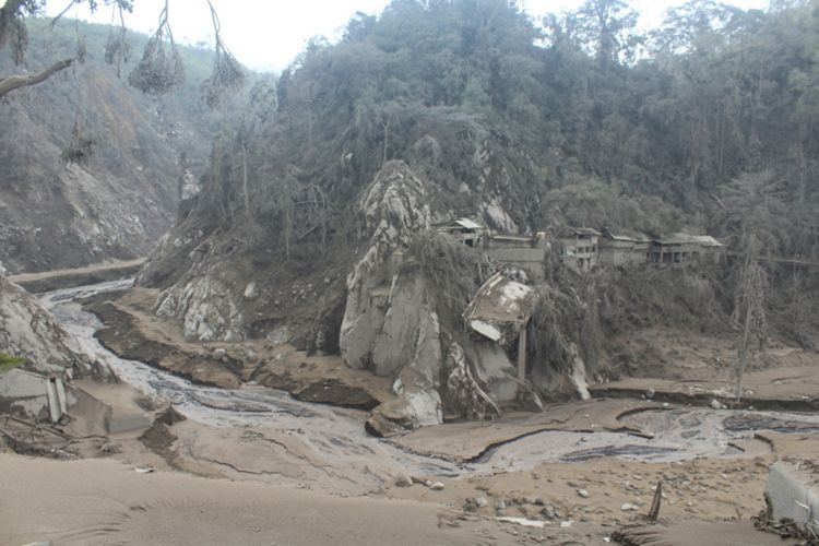 Kondisi Jembatan Gladak Perak di Kabupaten Lumajang yang putus akibat awan panas Gunung Semeru, Senin (6/12/2021)