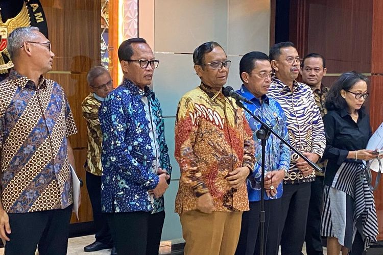 Menteri Koordinator Bidang Politik, Hukum, dan Keamanan (Menko Polhukam) Mahfud MD (batik kuning) saat konferensi pers di Kantor Kemenko Polhukam, Jakarta, Jumat (14/4/2023).