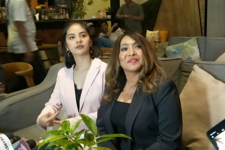 Penyanyi Rieka Roslan dan Tiwi dalam jumpa pers peluncuran single Oh Kasih di kawasan Kemang, Jakarta Selatan, Jumat (27/9/2019).