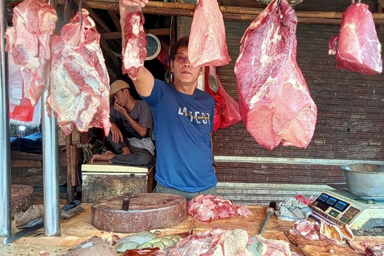 Seorang pedagang daging sapi di Pasar Ciputat Tangerang Selatan, Rabu (6/4/2022)