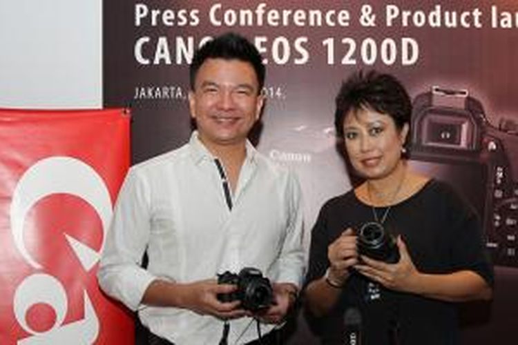 Direktur Divisi Canon PT Datascrip Merry Harun (kanan) dan fotografer profesional Jerry Aurum dalam acara peluncuran Canon EOS 1200D di Jakarta, Selasa (29/4/2014)