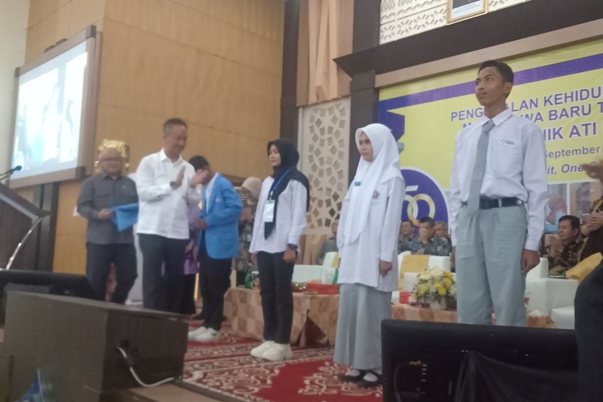 Memperin Agus Gumiwang memasangkan jaket alamamater kepada mahasiswa baru Politekni ATI Padang, Senin (4/9/2023)