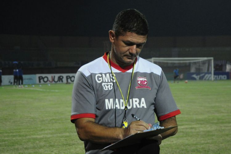 Pelatih Madura United, Gomes de Oliveira.