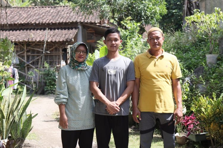 Adam Adhitya Prayoga bersama kedua orang tuanya Hartoyo (46) dan Indria Dewi (43) (Foto Dokumentasi Humas UGM).