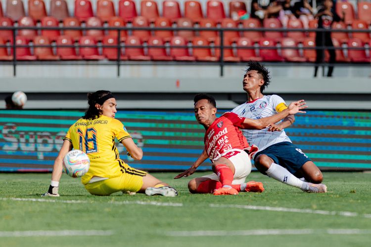 Kiper Arema FC, Julian Schwarzer, mencoba menahan serangan pemain Bali United dalam laga pekan ke-21 kompetisi Liga 1 2023-2024 yang digelar di Stadion Kapten I Wayan Dipta, Gianyar, Bali, pada Senin (4/12/2023).